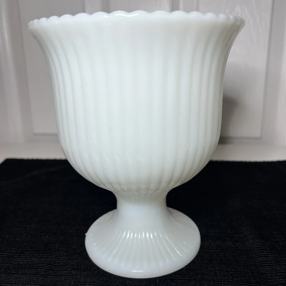 Vintage‎ E.O. Brody Co. Ribbed Milk Glass Pedestal Vase M3000 6.75